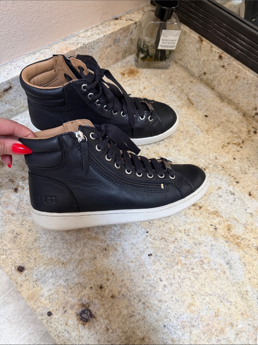 UGG “Olive” women’s High-Top Leather Sneaker 8.5